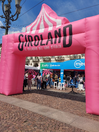 Giro d’Italia, a Narvaez la prima tappa e la maglia rosa